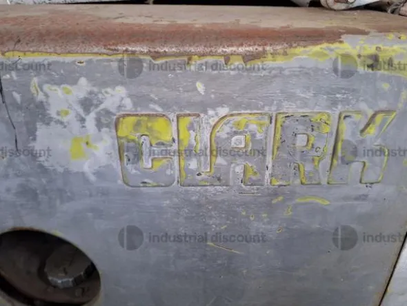 7#9649 Carrelli elevatori Clark e Om