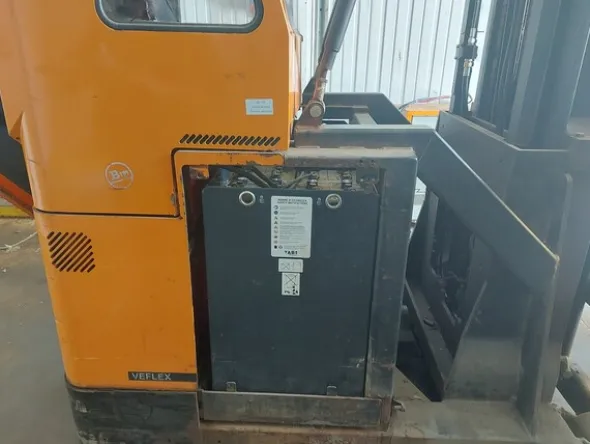 28#7675 Carrelli elevatori trilaterali BT