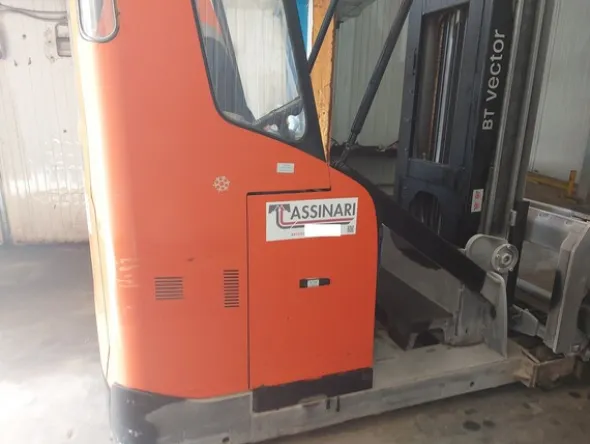28#7675 Carrelli elevatori trilaterali BT