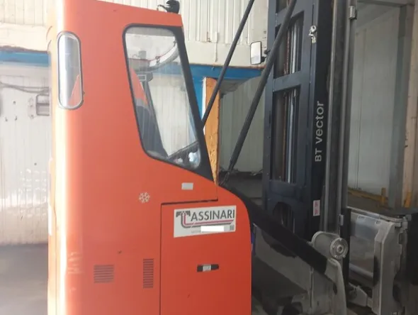 28#7675 Carrelli elevatori trilaterali BT