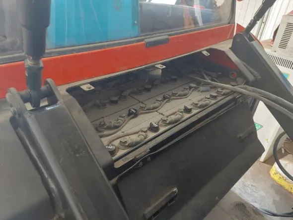 28#7675 Carrelli elevatori trilaterali BT