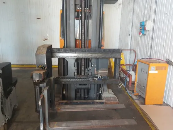 28#7675 Carrelli elevatori trilaterali BT
