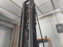 28#7675 Carrelli elevatori trilaterali BT