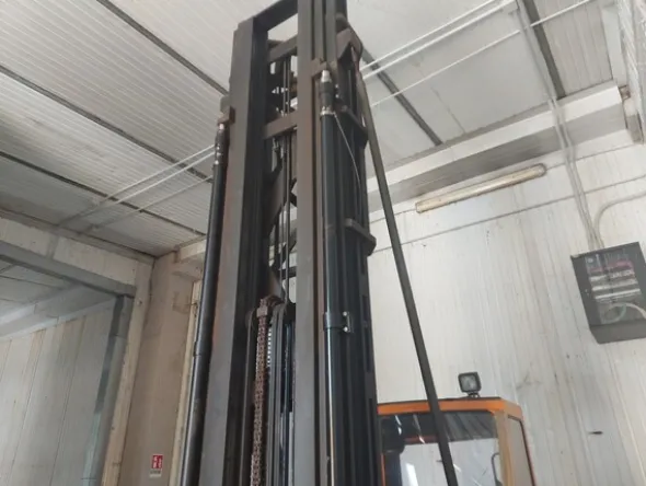 28#7675 Carrelli elevatori trilaterali BT