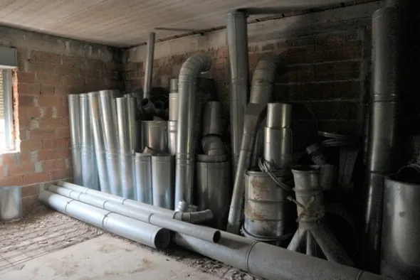 5#5547 Carrelli in ferro e tubi per impianto aspirazione