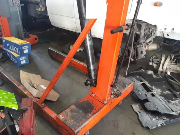 12#4797 Carrello con ganci e ruote da autofficina Omcn