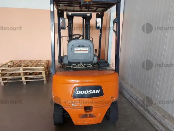 3#9118 Carrello elevatore e lavapavimenti