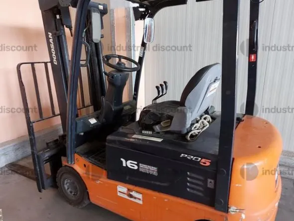 3#9118 Carrello elevatore e lavapavimenti