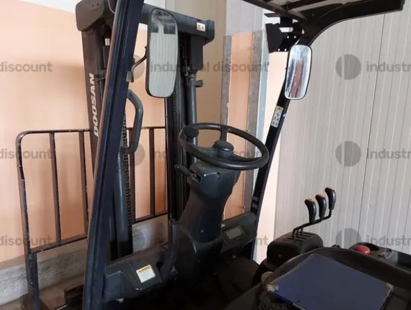 3#9118 Carrello elevatore e lavapavimenti