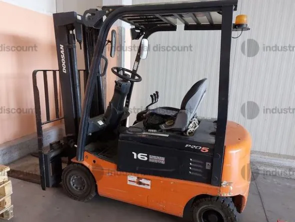 3#9118 Carrello elevatore e lavapavimenti