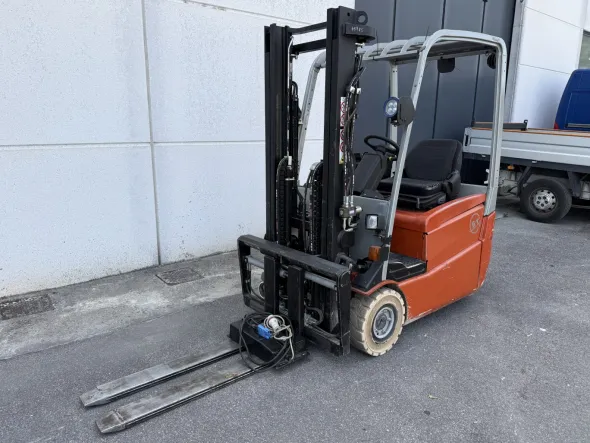 Carrello elevatore elettrico 3 ruote BT Cesab C3 E160