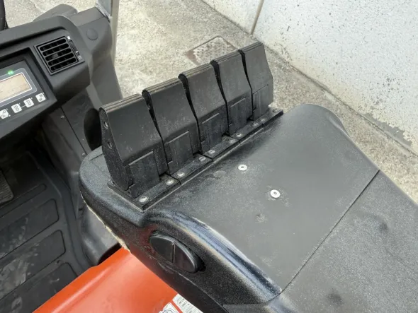 Carrello elevatore elettrico 3 ruote BT Cesab C3 E160