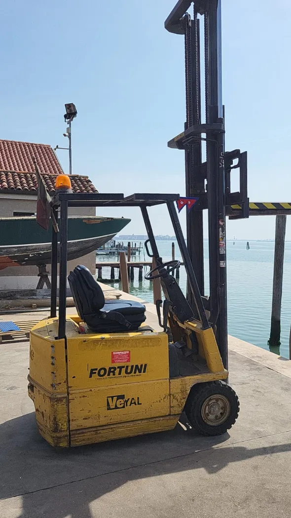 CARRELLO ELEVATORE ELETTRICO YALE 15 QL. USATO