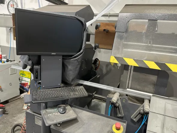 centro di lavoro 5 assi e troncatrice doppia testa