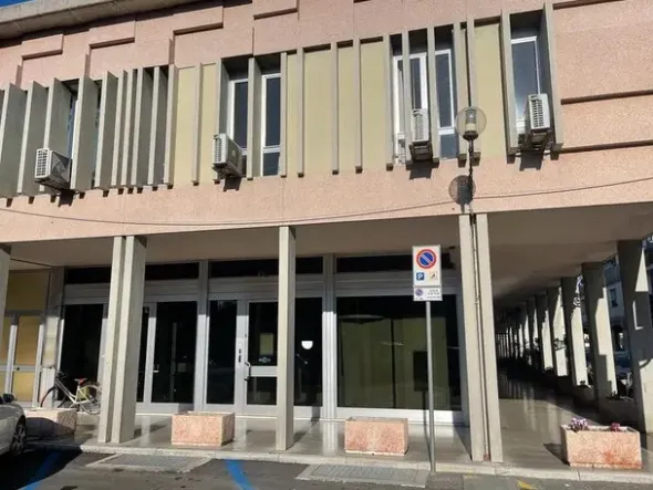 #15114 Cinque locali per ex istituto di credito