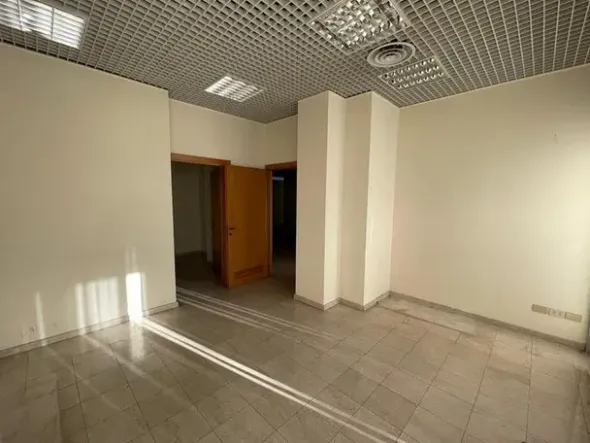 #15114 Cinque locali per ex istituto di credito