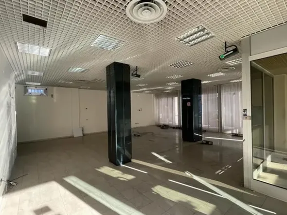 #15114 Cinque locali per ex istituto di credito