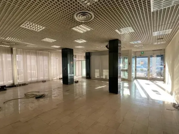 #15114 Cinque locali per ex istituto di credito