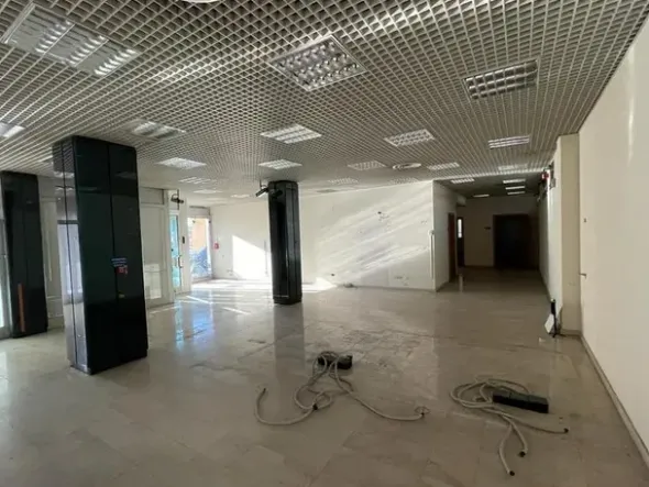 #15114 Cinque locali per ex istituto di credito