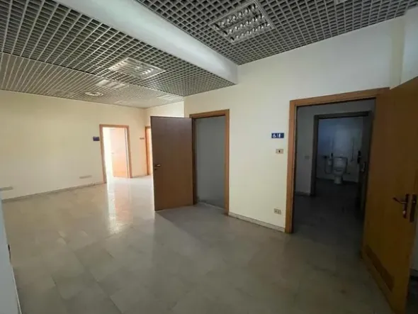 #15114 Cinque locali per ex istituto di credito