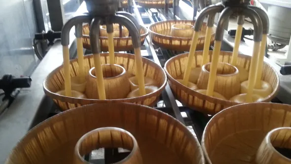 Colatrice automatica per impasto bi-colore