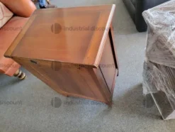 49#9481 Comodini in legno e tavolo