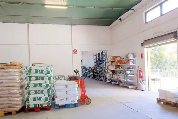 #20405 Complesso artigianale con cortile e pertinenze