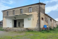 #19447 Complesso artigianale con cortile e pertinenze