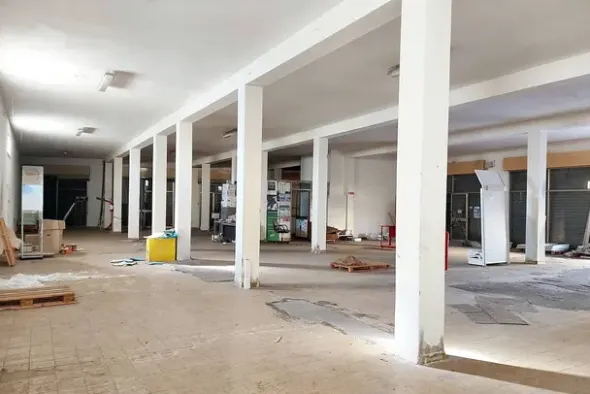 #19433 Complesso commerciale con cortile e pertinenze