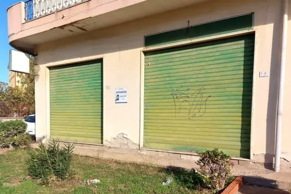 #19433 Complesso commerciale con cortile e pertinenze
