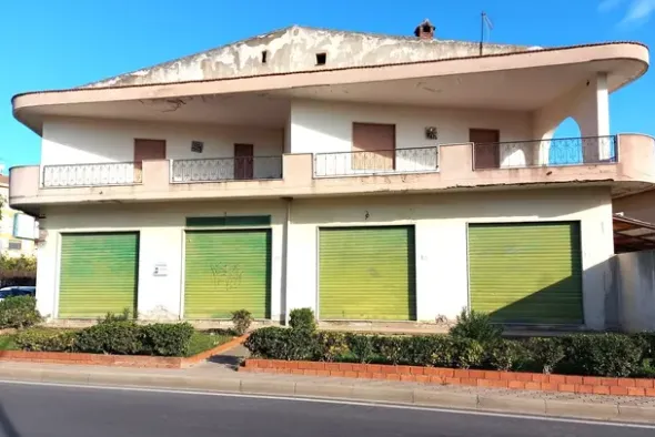 #19433 Complesso commerciale con cortile e pertinenze
