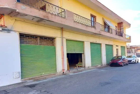 #19433 Complesso commerciale con cortile e pertinenze