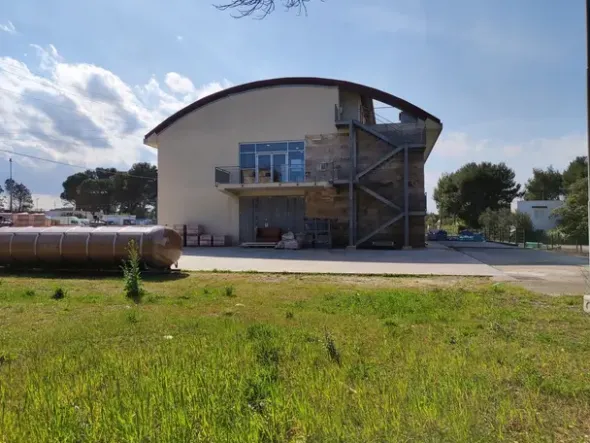 #18114 Complesso commerciale con pertinenze
