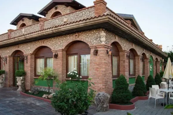 #15979 Complesso immobiliare ricettivo con abitazione ristorante piscina e sala ballo