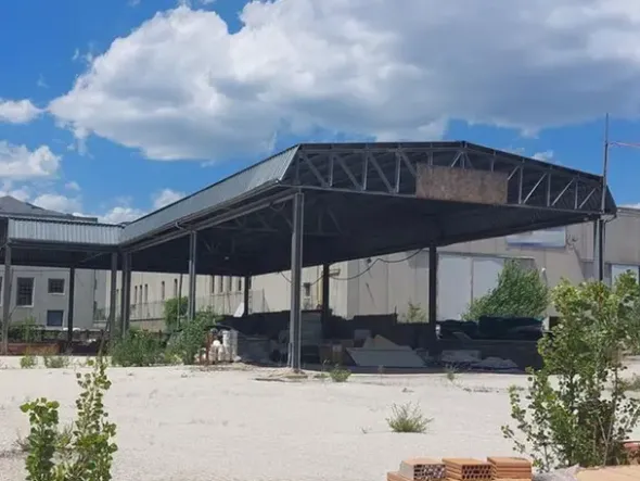 #18482 Complesso industriale con uffici, laboratorio/magazzino, tettoia, piazzali e terreni edificabili