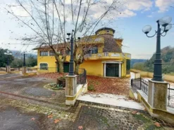#19584 Complesso ricettivo con piscina