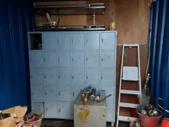 5#12020 Container in metallo, apparecchiature da lavoro con ricambi e indumenti da lavoro