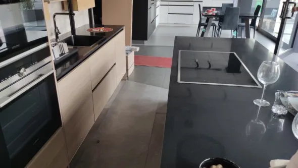 cucina con isola, completo di elettrodomestici