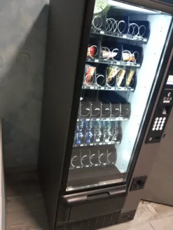 DISTRIBUTORE AUTOMATICO SNACK E BIBITE