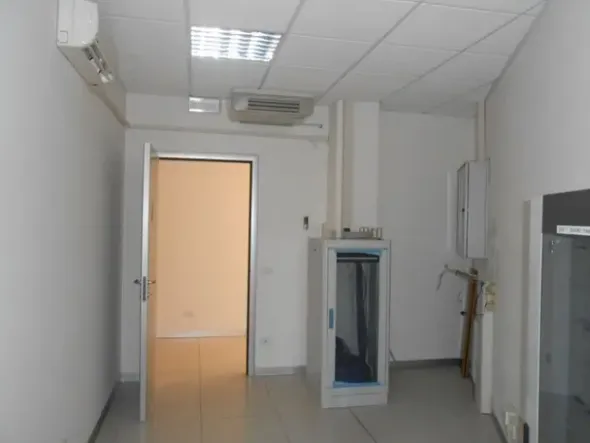 #19872 Due uffici e diciannove posti auto