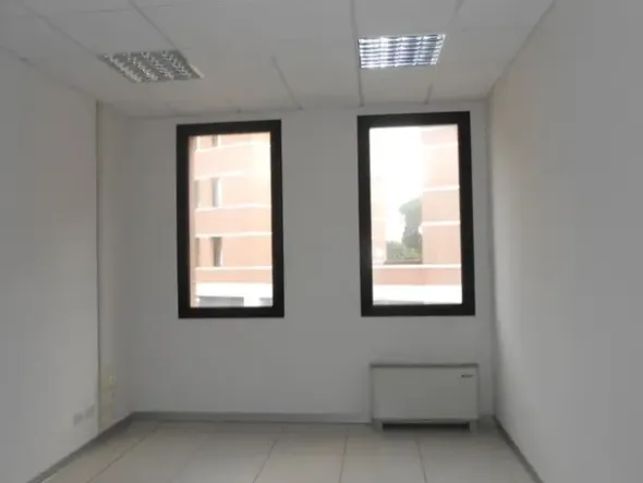 #19872 Due uffici e diciannove posti auto