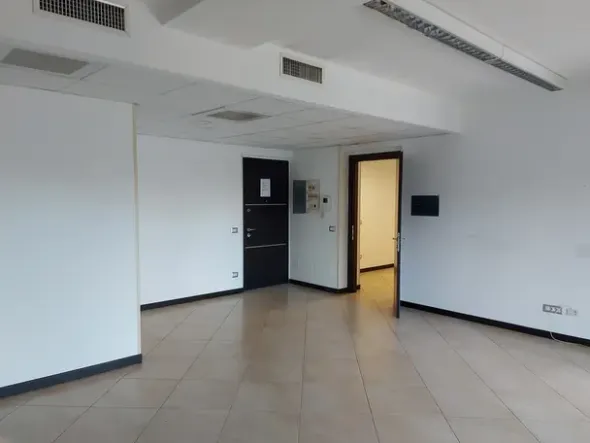 #18944 Due uffici in complesso residenziale con piscina