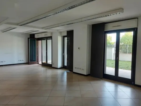 #18944 Due uffici in complesso residenziale con piscina