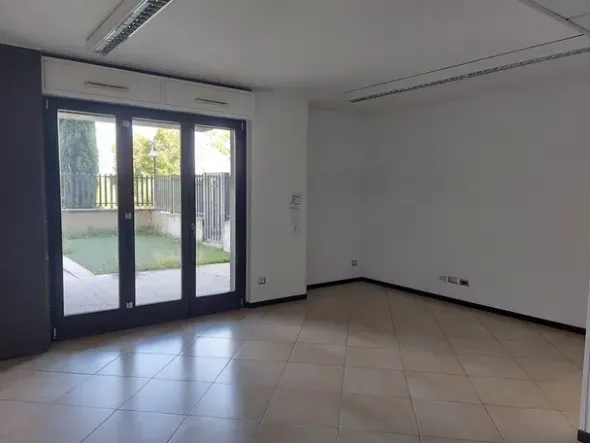 #18944 Due uffici in complesso residenziale con piscina