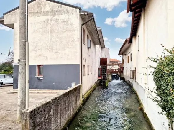 #23025 Edificio adibito a Bar-Ristorante con soprastante appartamento