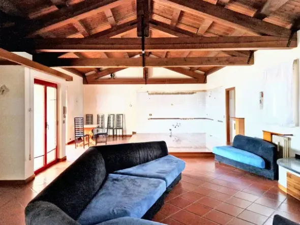 #23025 Edificio adibito a Bar-Ristorante con soprastante appartamento