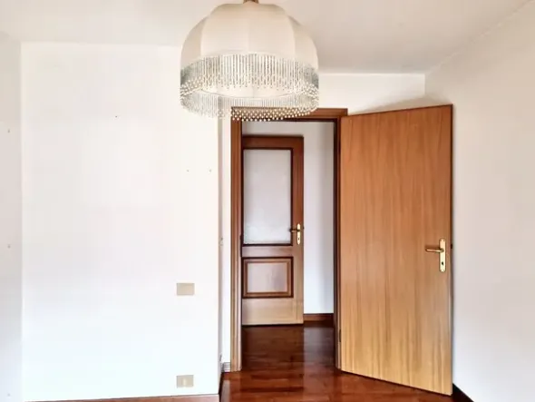 #23025 Edificio adibito a Bar-Ristorante con soprastante appartamento