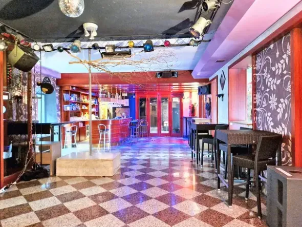 #23025 Edificio adibito a Bar-Ristorante con soprastante appartamento