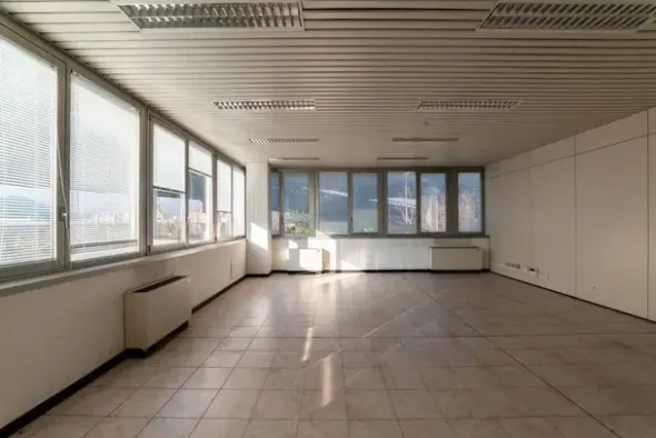 #2537729 Edificio cielo terra indipendente con parcheggio sotterraneo privato e ampia area esterna