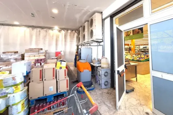 #24098 Edificio commerciale con parcheggio privato
